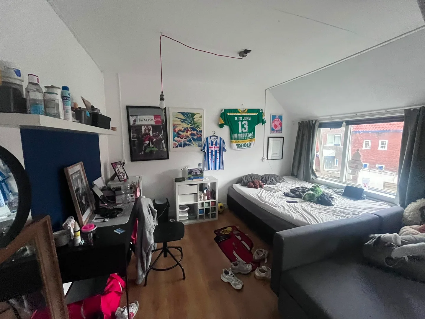 Chambre d'étudiant à  avec espace d'étude et installations communes