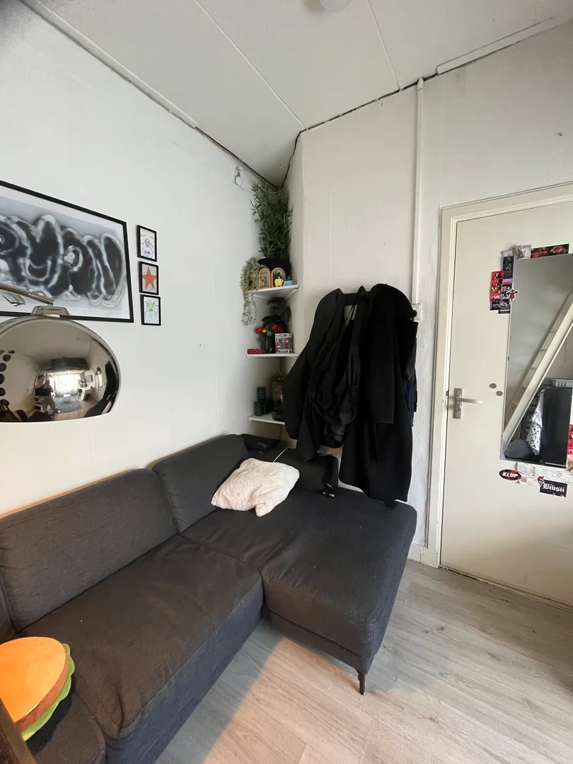 Chambre d'étudiant à  avec espace d'étude et installations communes