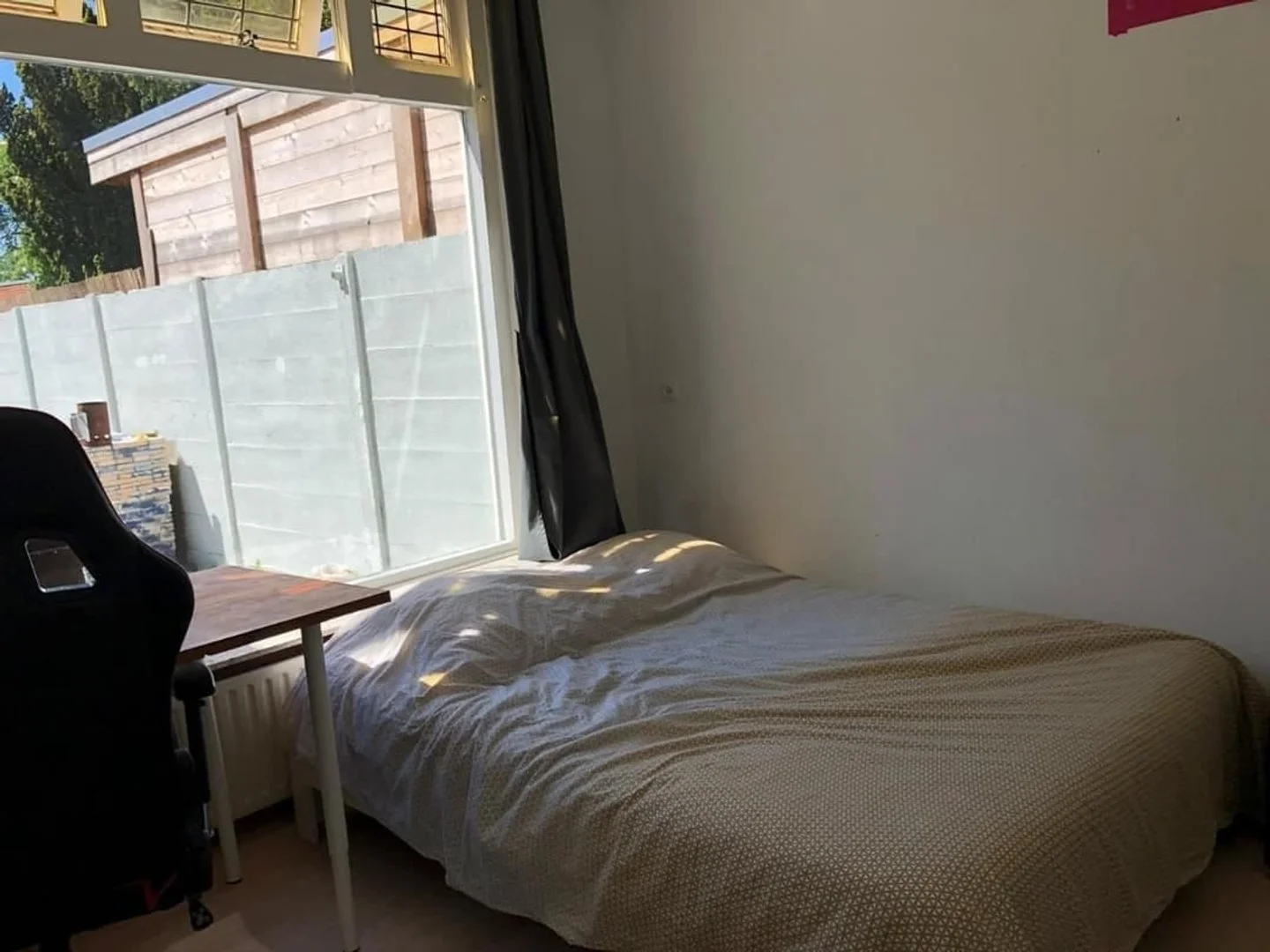 Habitación estudiantil amplia y cómoda en 
