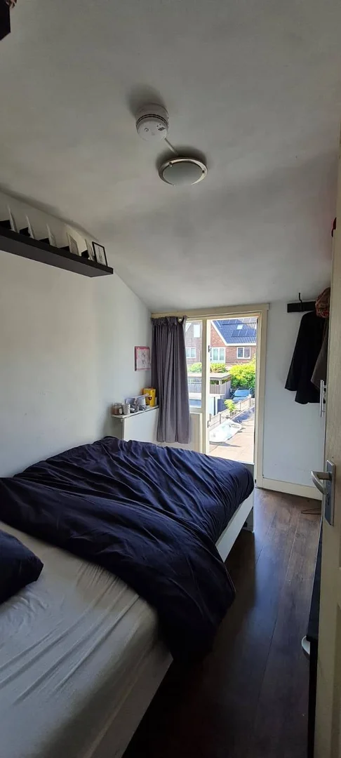Quarto de estudante luminoso e arejado com acesso fácil à universidade em 