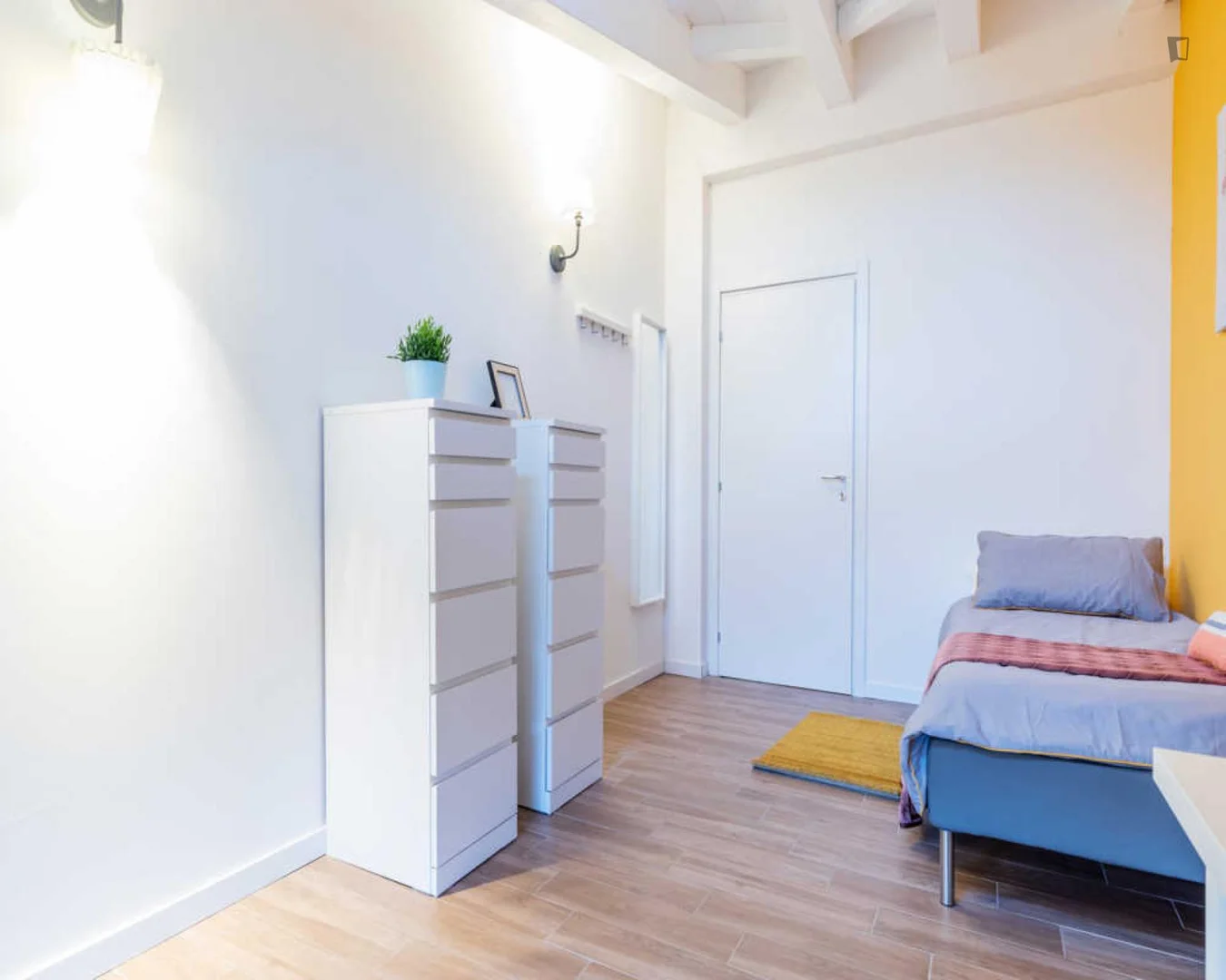 Quarto acessível para estudantes com iluminação ampla em 