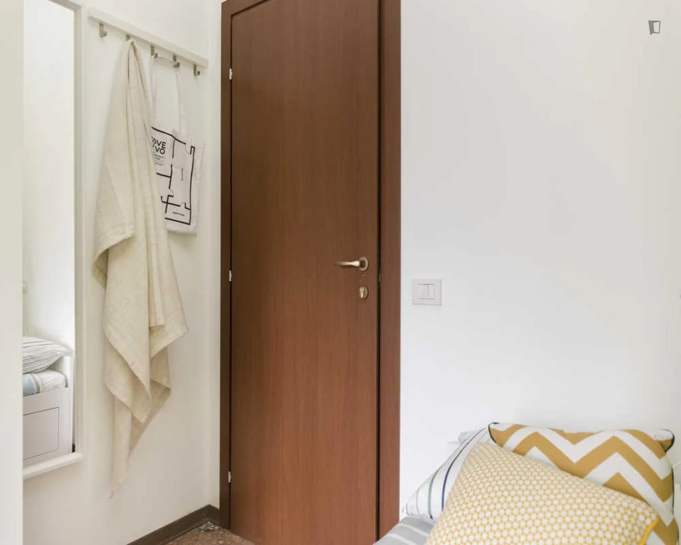 'de öğrenci dairesinde, tamamen mobilyalı kiralık oda