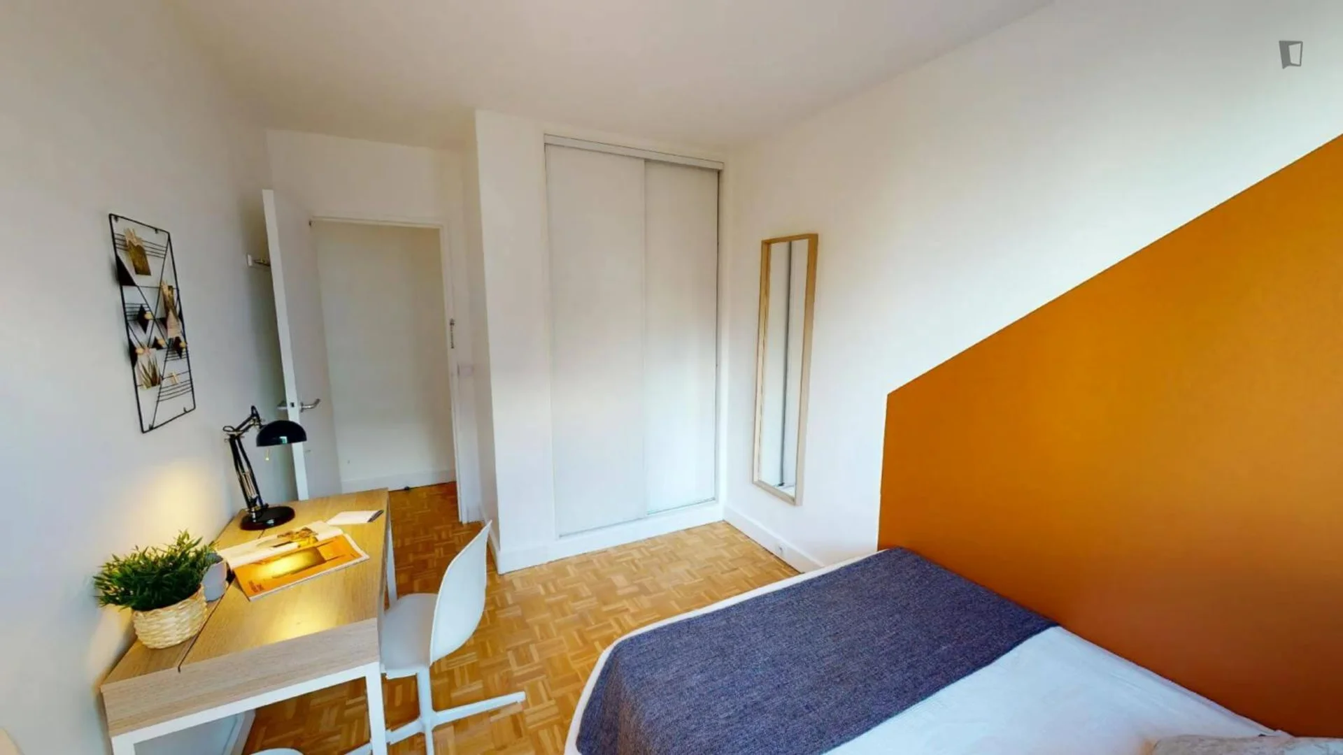 Functional student room perfect for studying in 