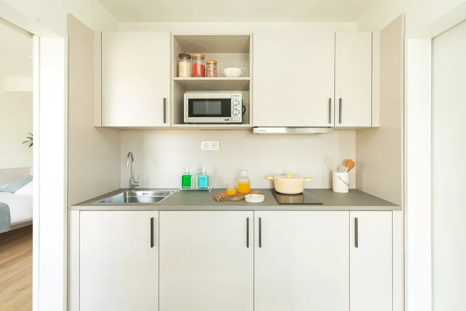 Quarto acessível para estudantes com iluminação ampla em 