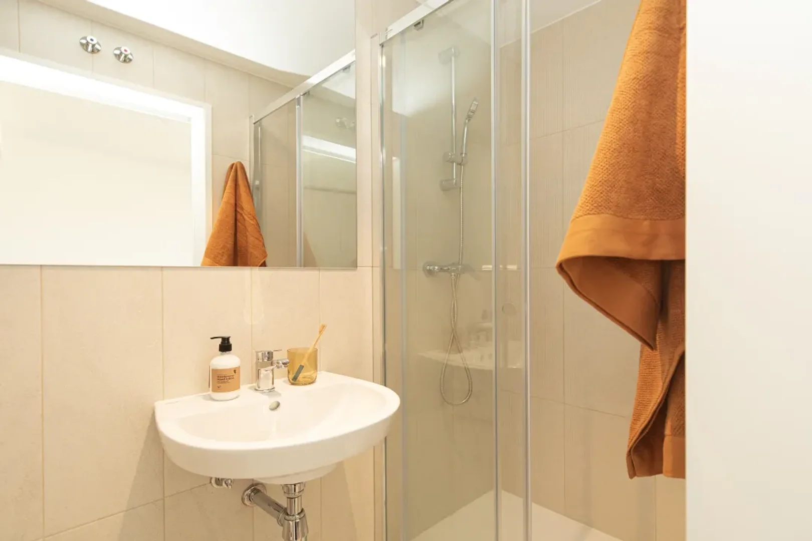 Quarto para alugar em apartamento de estudantes em , totalmente mobilado