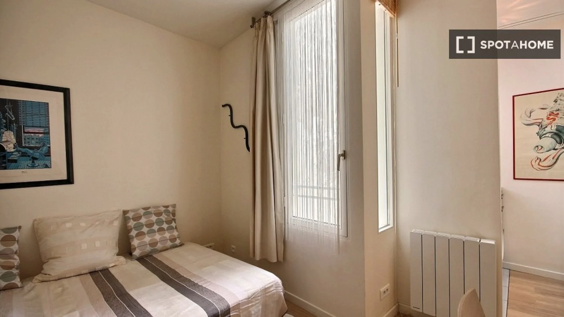 Apartamento estúdio acessível com características essenciais em
