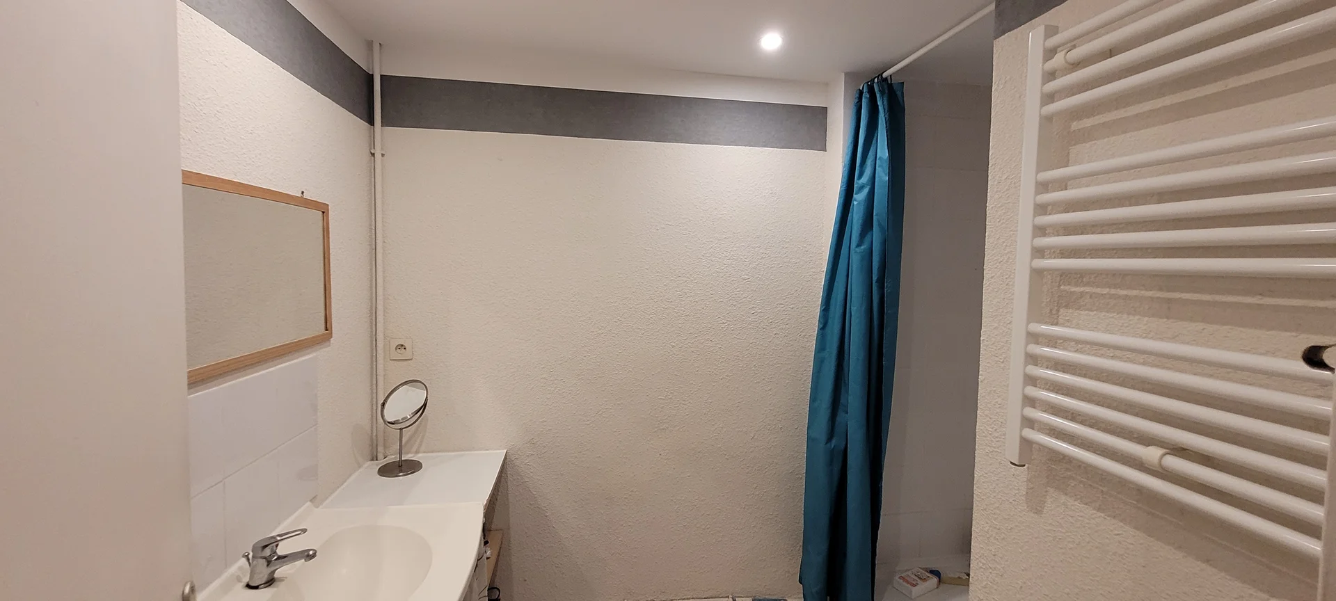 Quarto de estudante luminoso e arejado com acesso fácil à universidade em