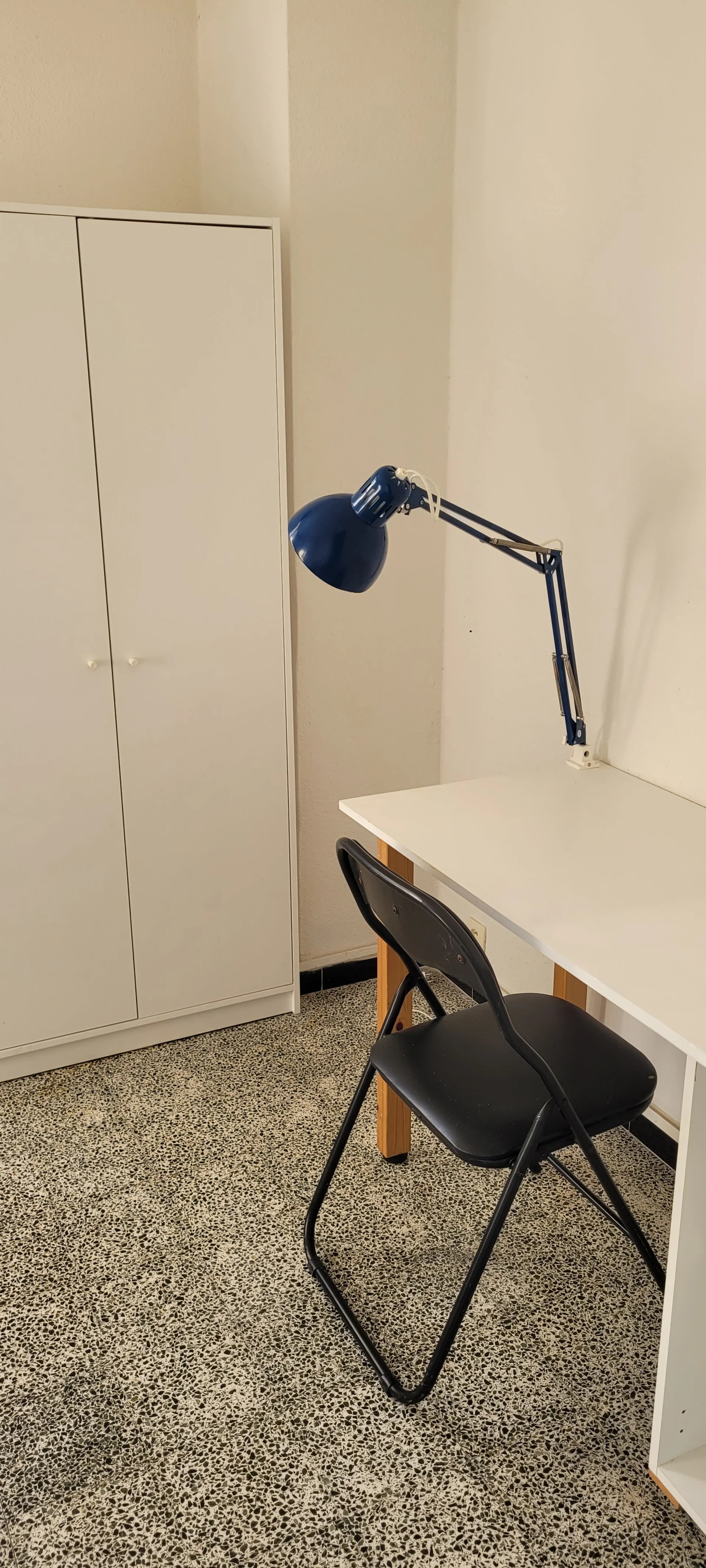 Quarto de estudante luminoso e arejado com acesso fácil à universidade em