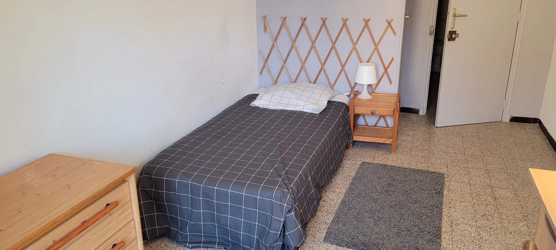Quarto de estudante económico perto do campus em