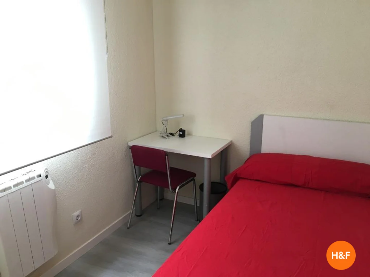 Chambre confortable pour étudiants disponible dans 