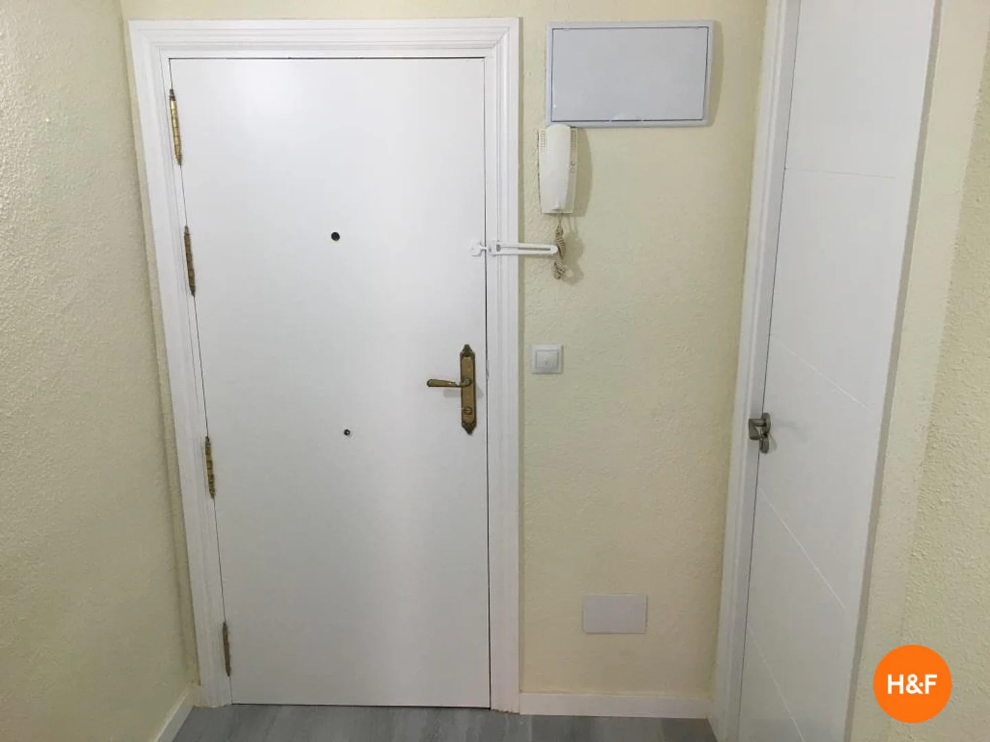 Chambre abordable pour les étudiants avec un bon éclairage dans 