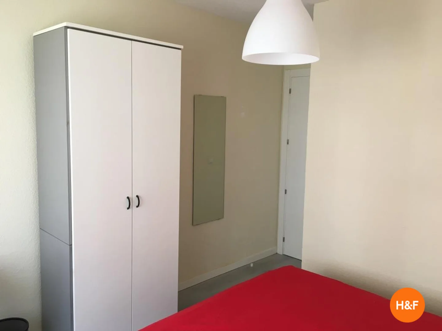 Pokój studencki w  z miejscem do nauki i wspólnymi udogodnieniami