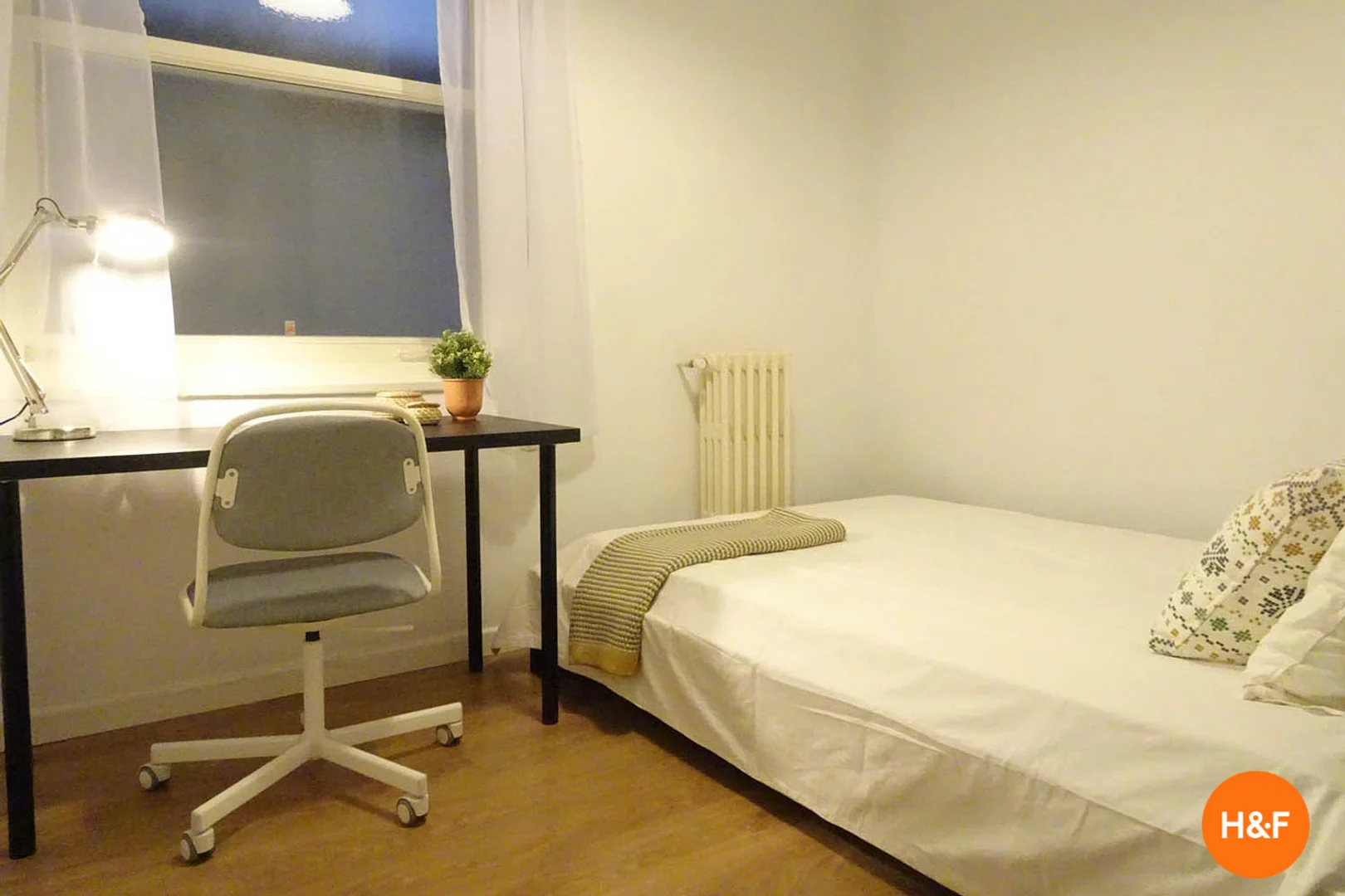 Habitación en apartamento estudiantil en alquiler en , completamente amueblado