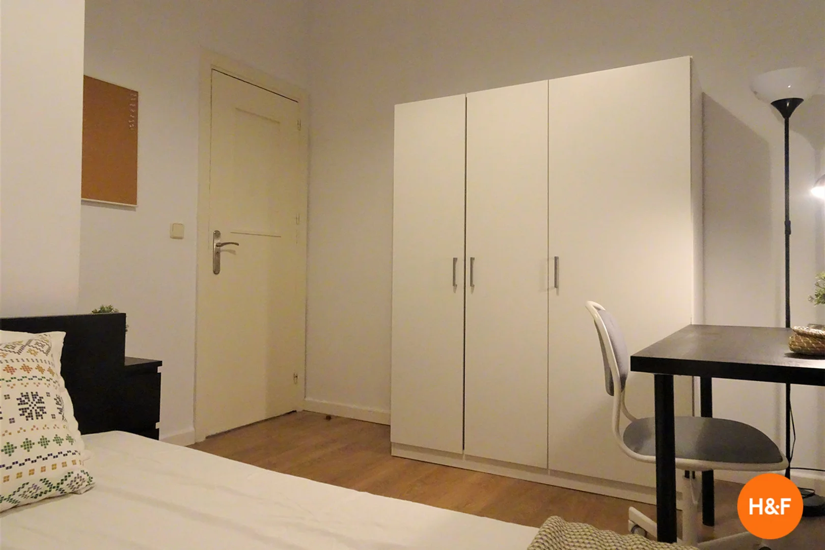 Habitación estudiantil económica con ubicación conveniente en