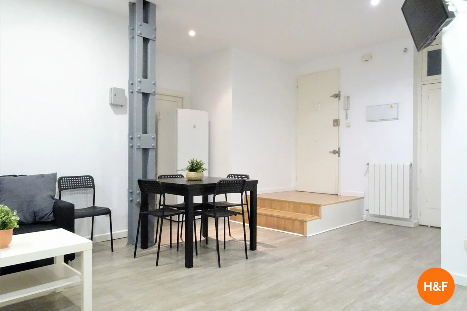 Habitación estudiantil luminosa y aireada con fácil acceso a la universidad en