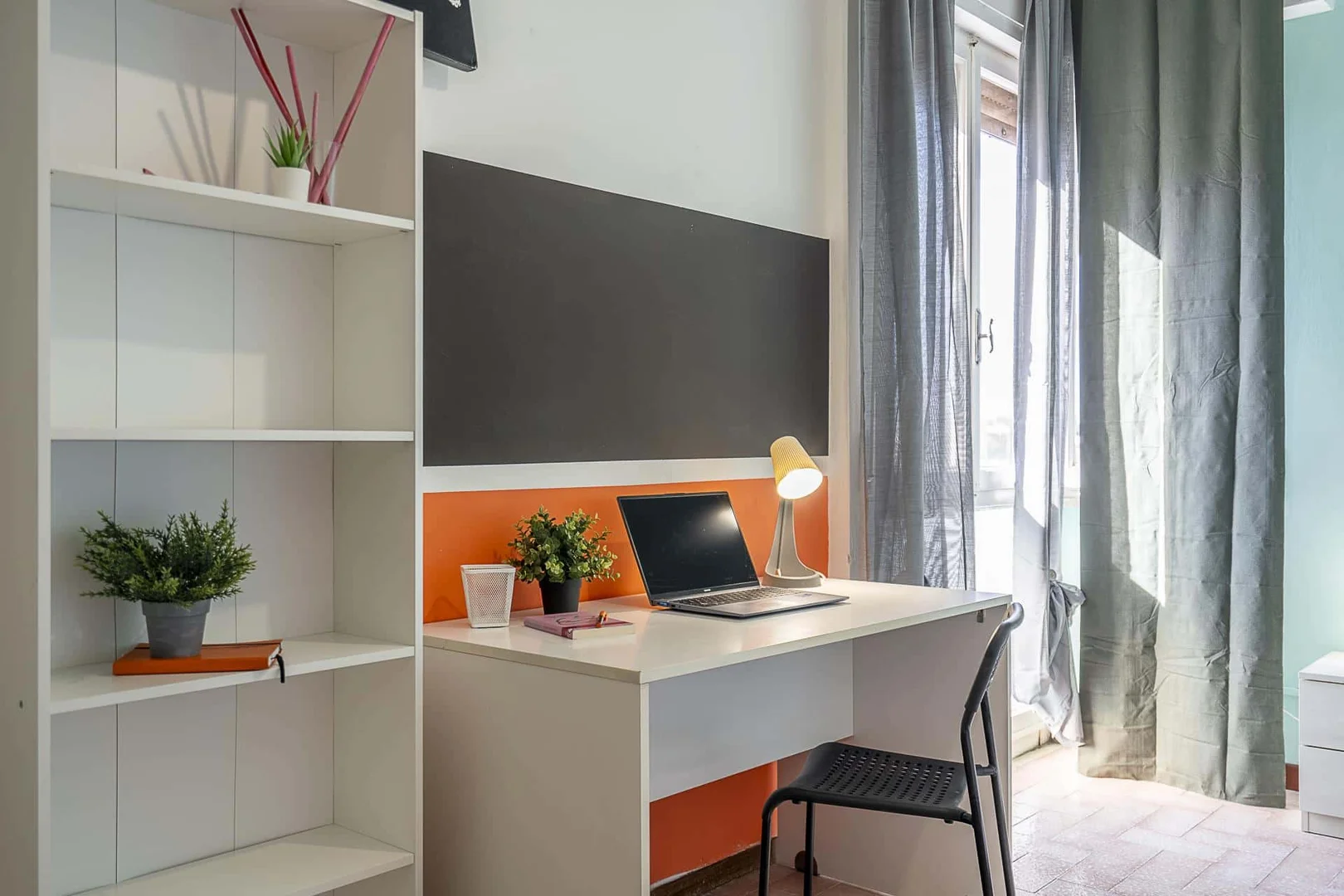 Chambre d'étudiant économique avec emplacement pratique dans