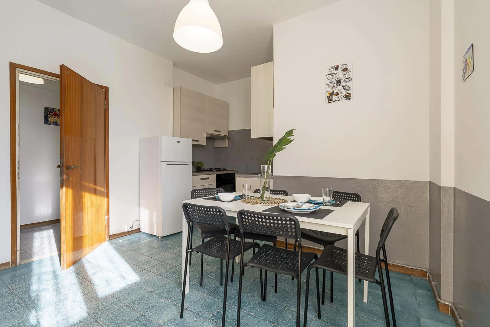 Stanza economica per studenti con ampia illuminazione in 