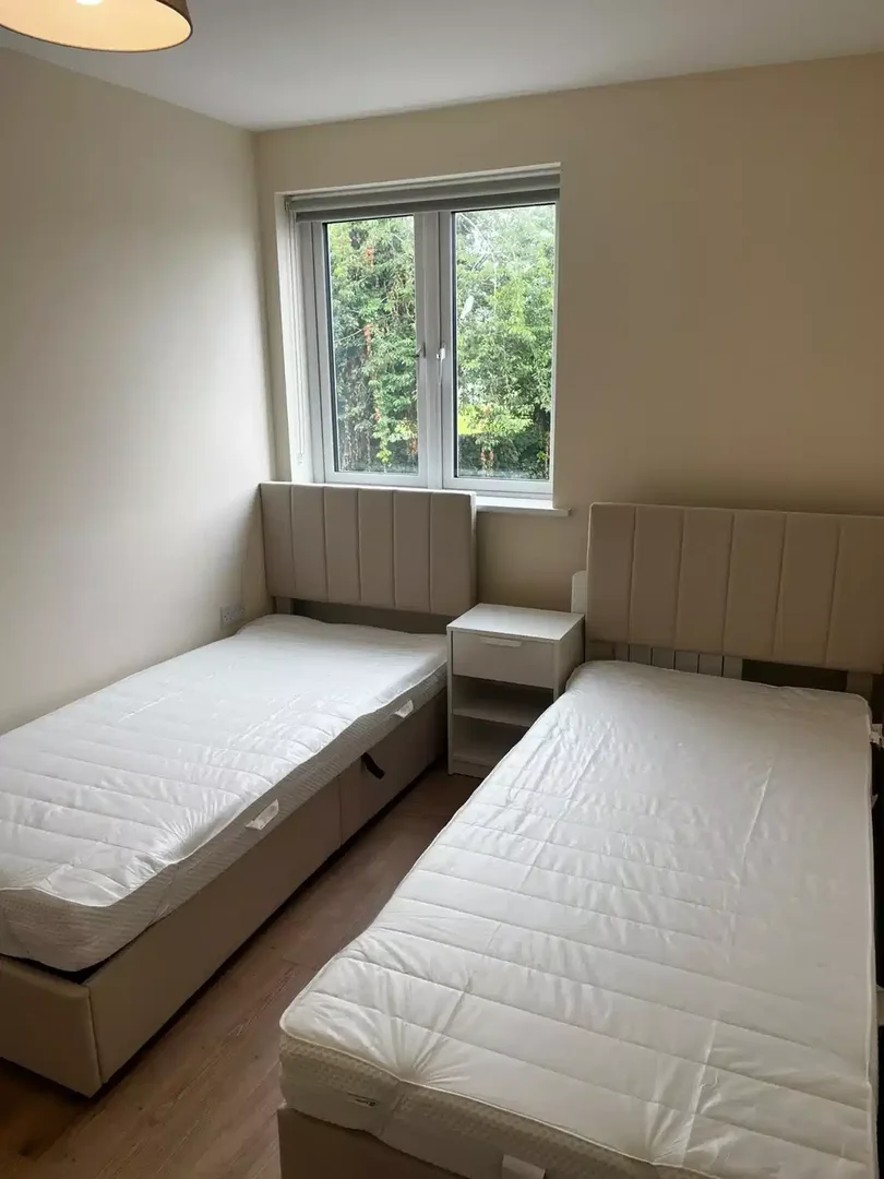 Quarto acessível para estudantes com iluminação ampla em 