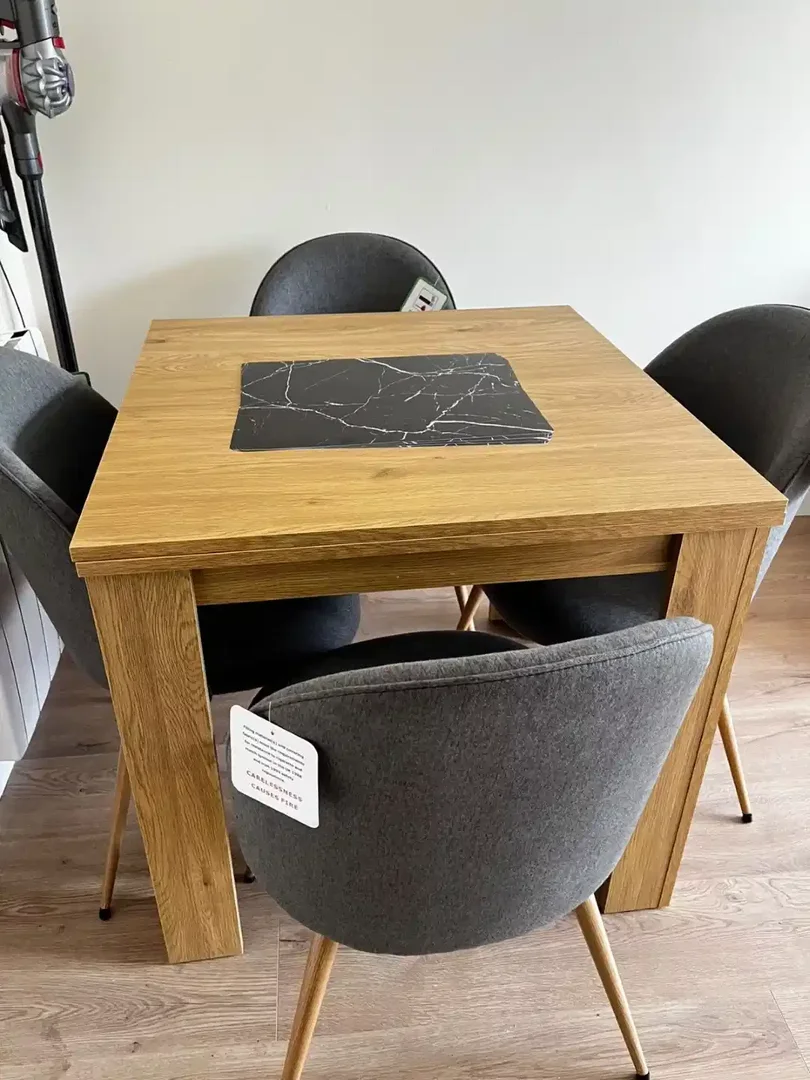 Quarto acessível para estudantes com iluminação ampla em 