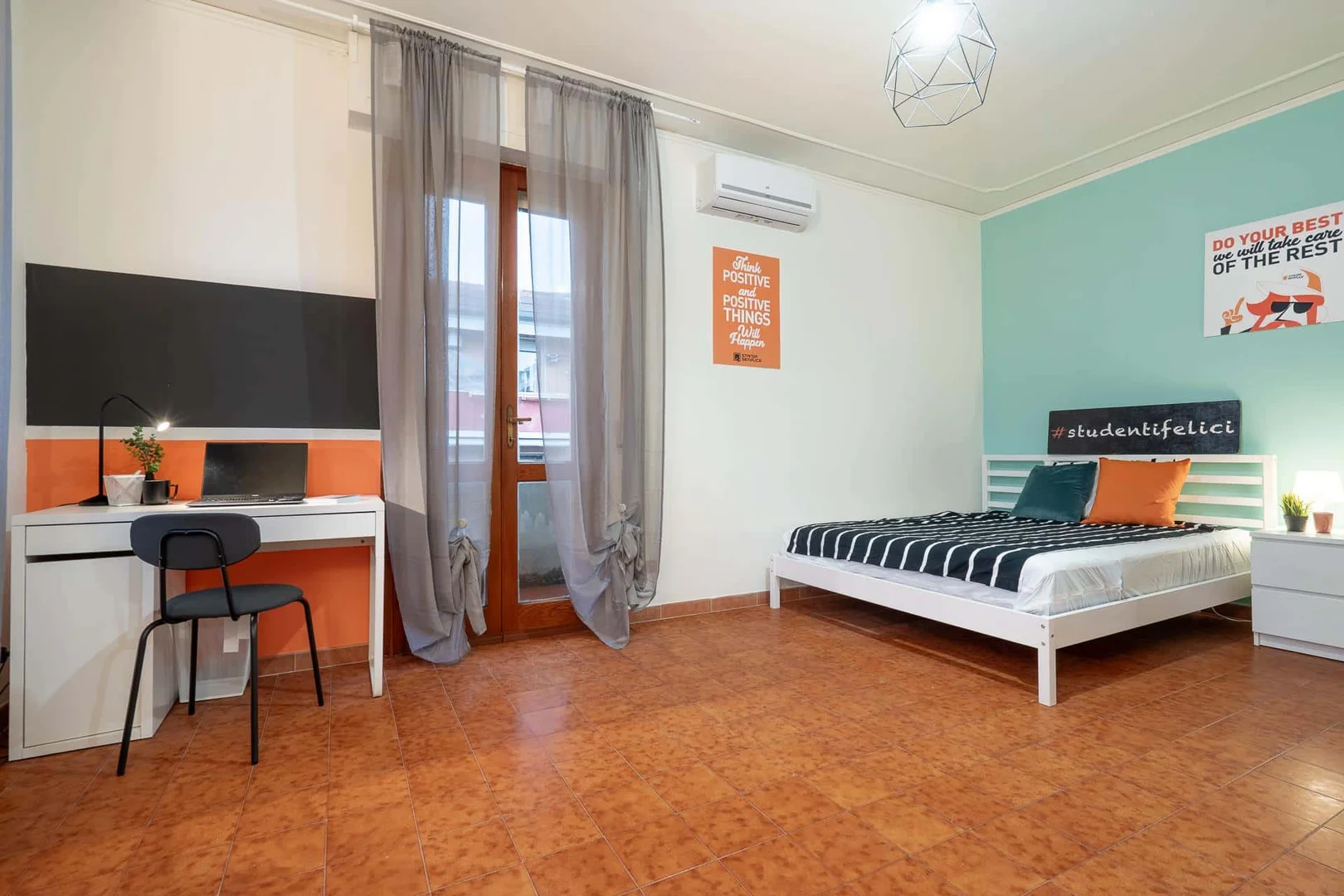 Quarto acessível para estudantes com iluminação ampla em 