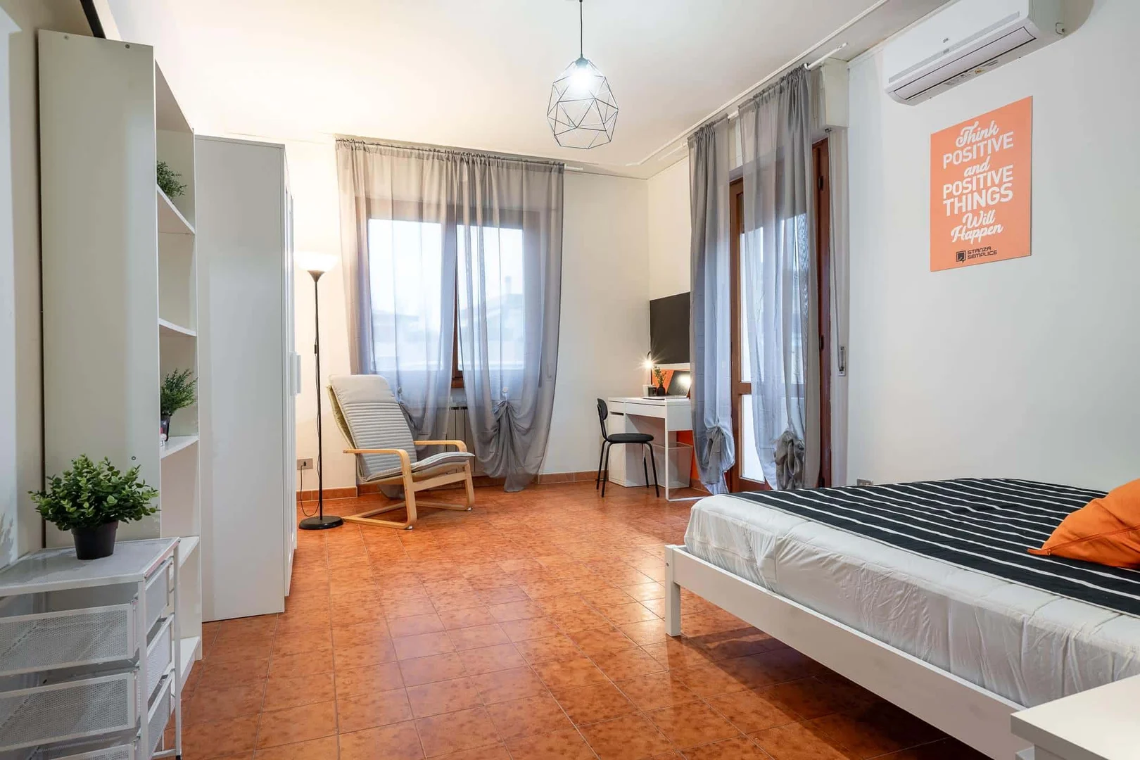 Quarto de estudante luminoso e arejado com acesso fácil à universidade em 