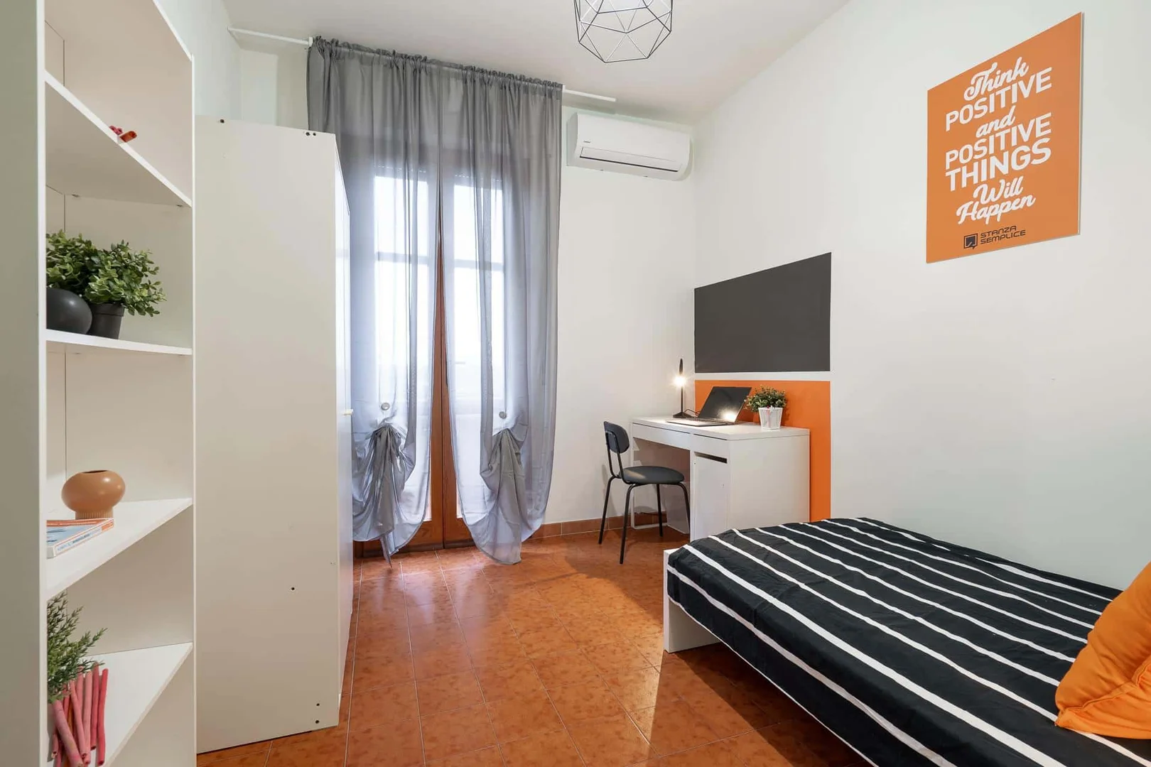 Quarto de estudante económico perto do campus em 