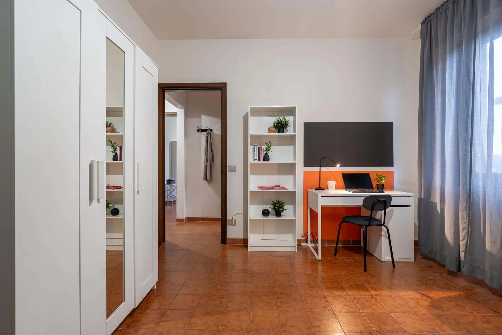 Quarto acessível para estudantes com iluminação ampla em 