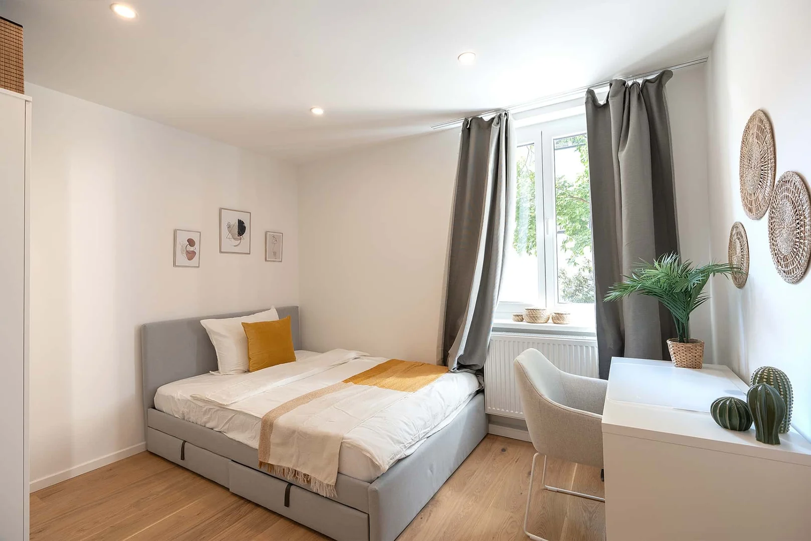 Quarto de estudante em com área de estudo e instalações partilhadas