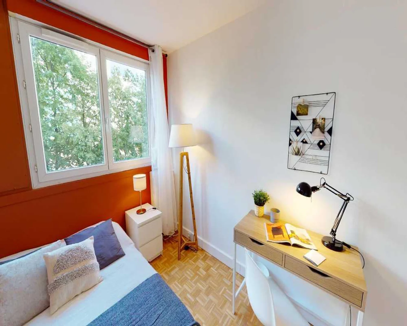 Habitación estudiantil funcional perfecta para estudiar en 
