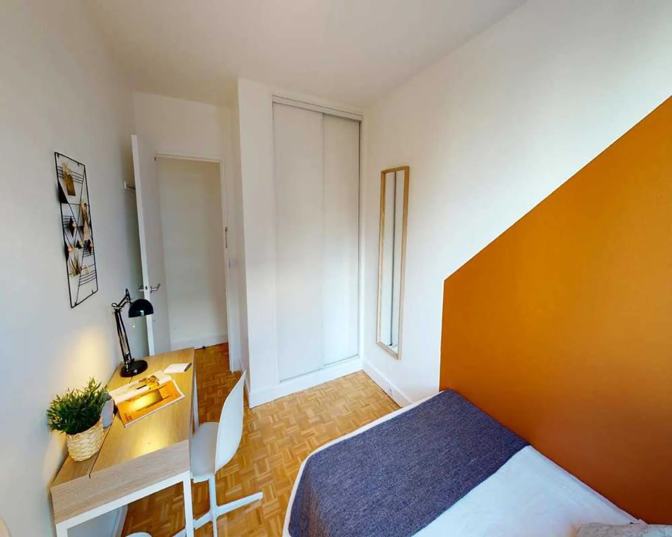 Habitación para estudiantes en  con área de estudio y facilidades compartidas