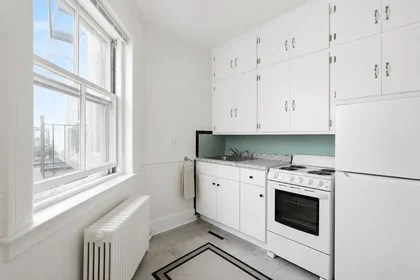 Studio in residence at 35, Lee St., Unit 11, Mid Cambridge, Cambridge, MA, 02139, image 8 of 14