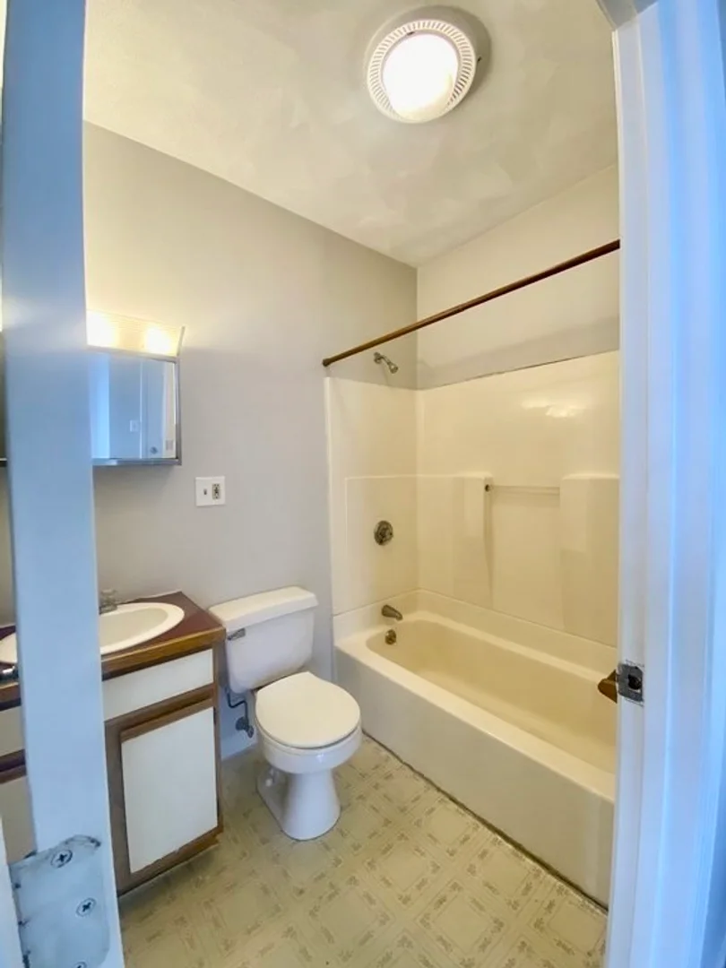 594, Somerville Ave., Unit 2B, Spring Hill, Somerville, MA, 02145