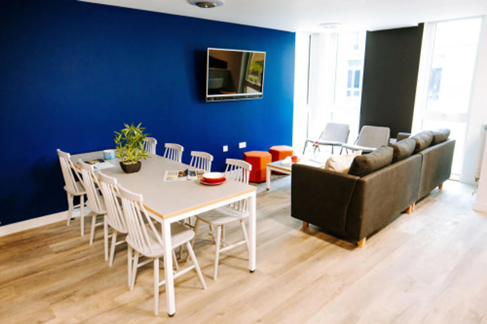 Habitación estudiantil luminosa y aireada con fácil acceso a la universidad en 