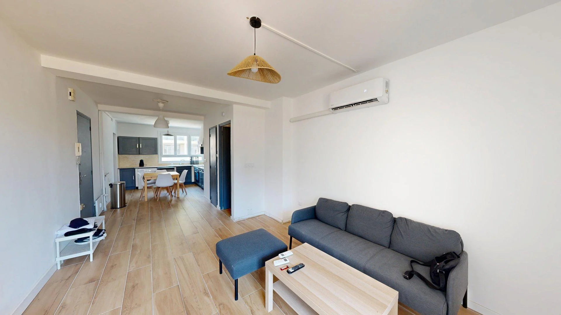 Habitación estudiantil luminosa y aireada con fácil acceso a la universidad en 