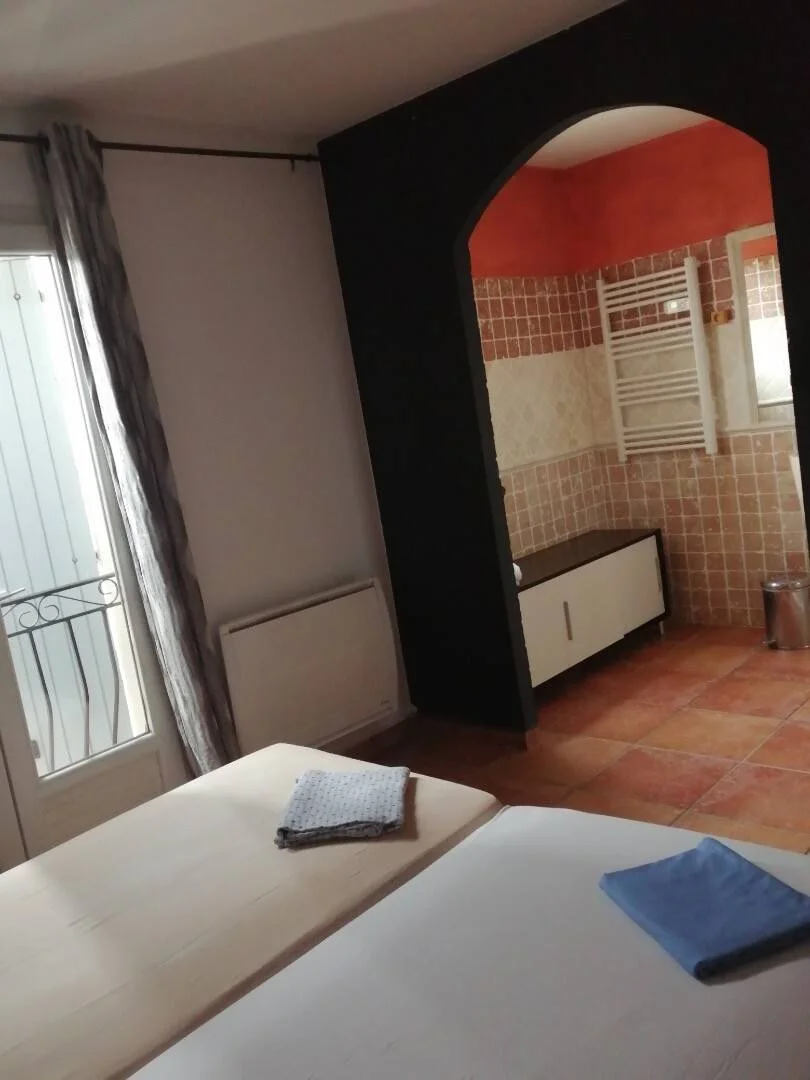 Chambre abordable pour les étudiants avec un bon éclairage dans 