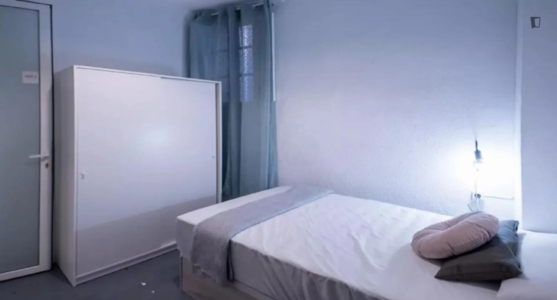 Chambre confortable pour étudiants disponible dans 