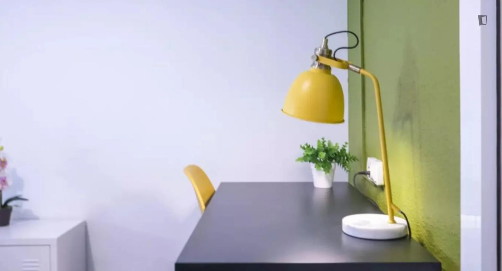 Chambre d'étudiant à  avec espace d'étude et installations communes