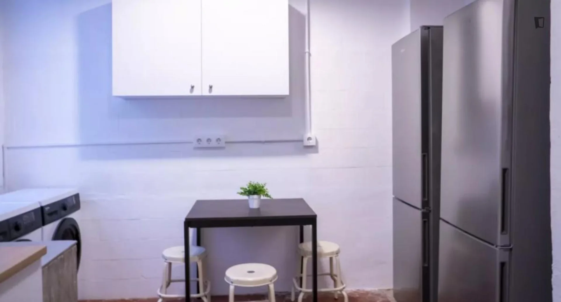 Chambre d'étudiant à  avec espace d'étude et installations communes