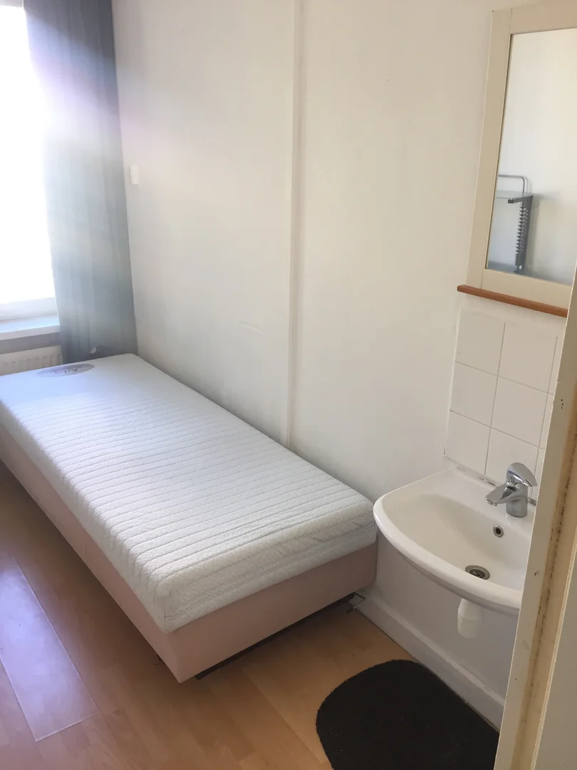 Quarto acessível para estudantes com iluminação ampla em 