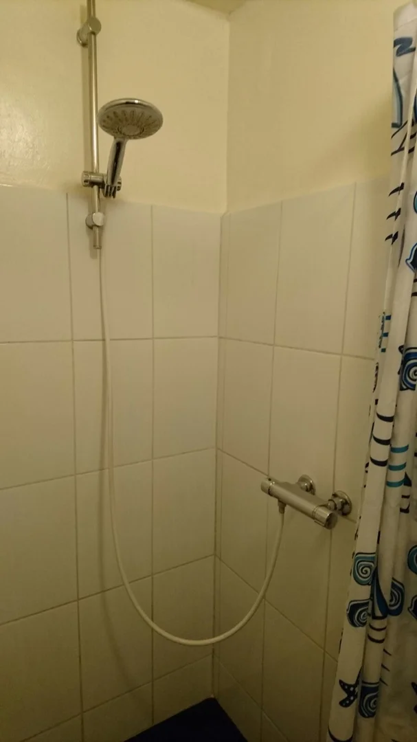 Quarto acessível para estudantes com iluminação ampla em 