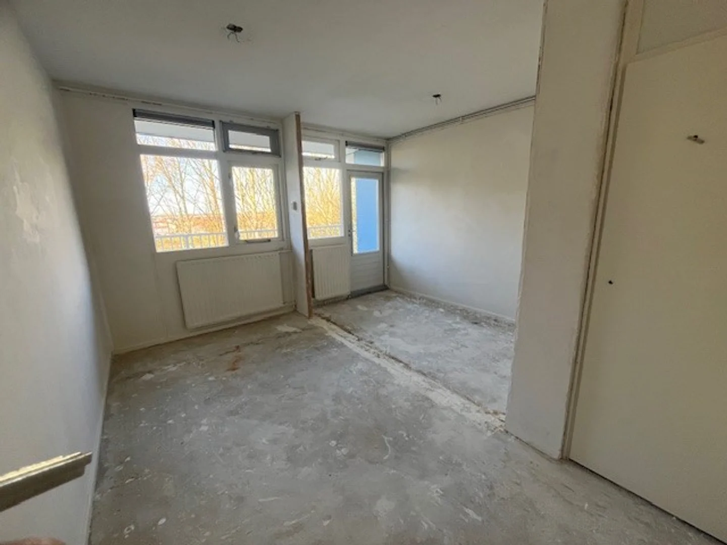 Affordable room for students with ample lighting in 