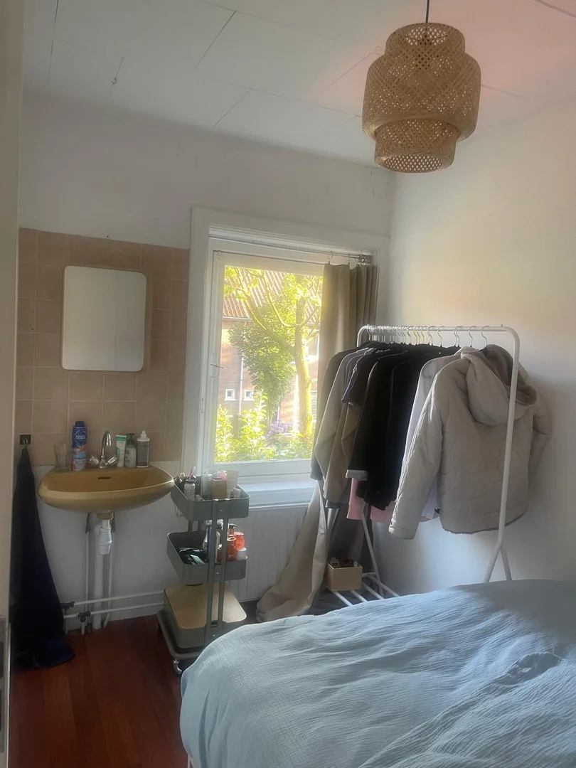 Quarto de estudante luminoso e arejado com acesso fácil à universidade em 