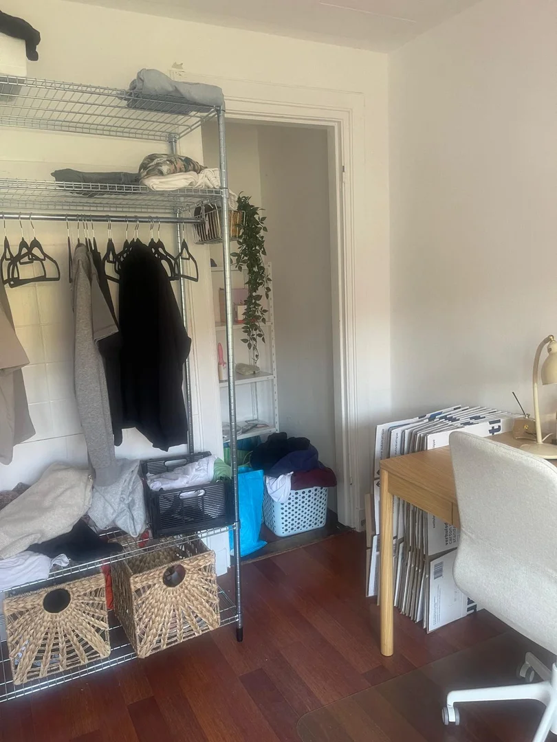 Quarto de estudante económico perto do campus em 