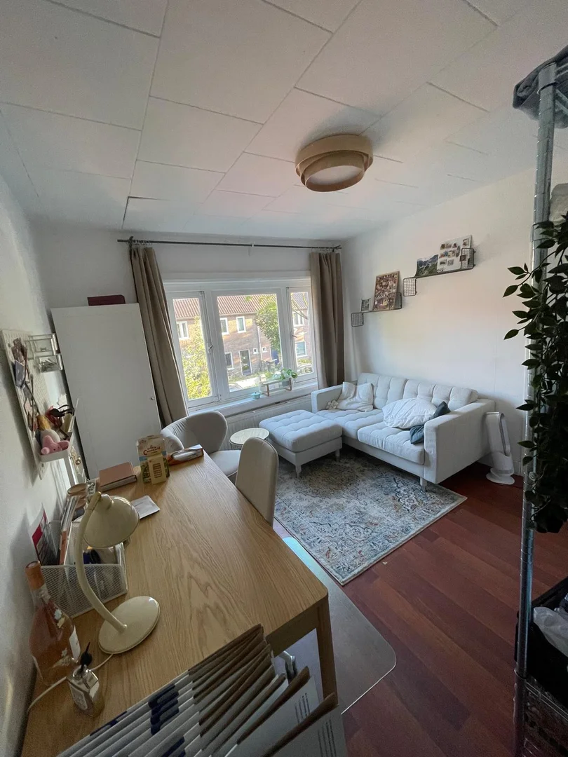 Quarto de estudante em  com área de estudo e instalações partilhadas