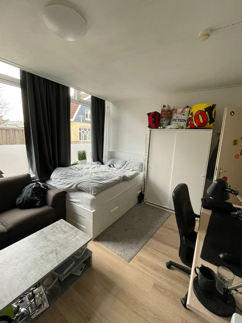 Chambre abordable pour les étudiants avec un bon éclairage dans 