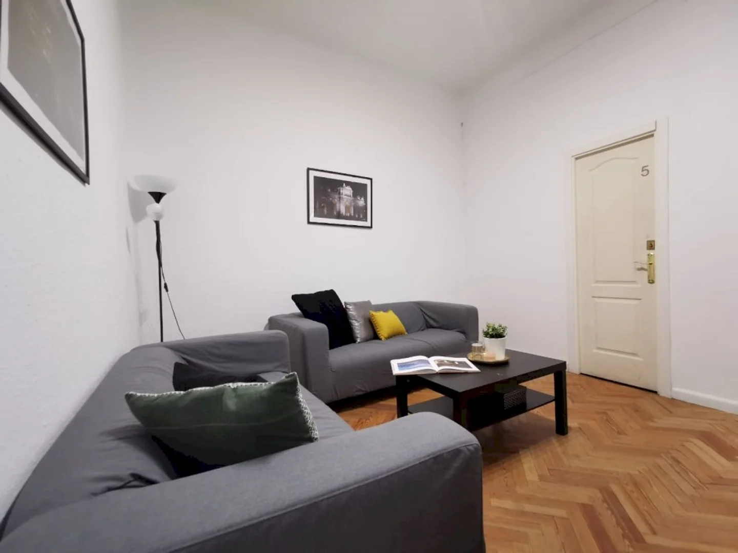 'de modern olanaklara sahip öğrenci dostu oda