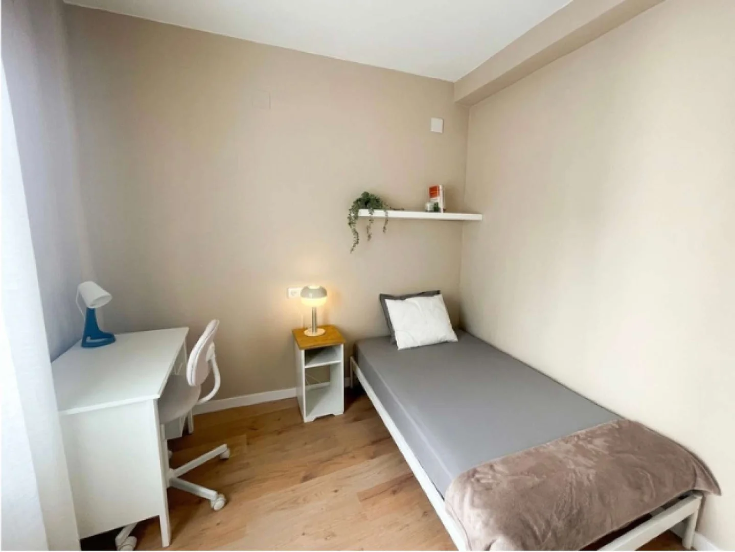 Functional student room perfect for studying in 