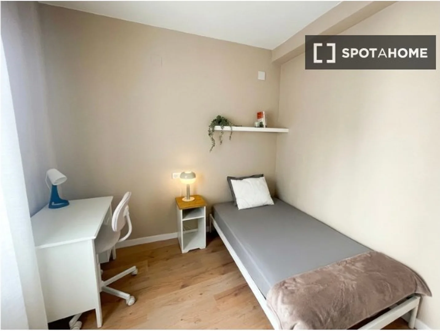 Functional student room perfect for studying in 