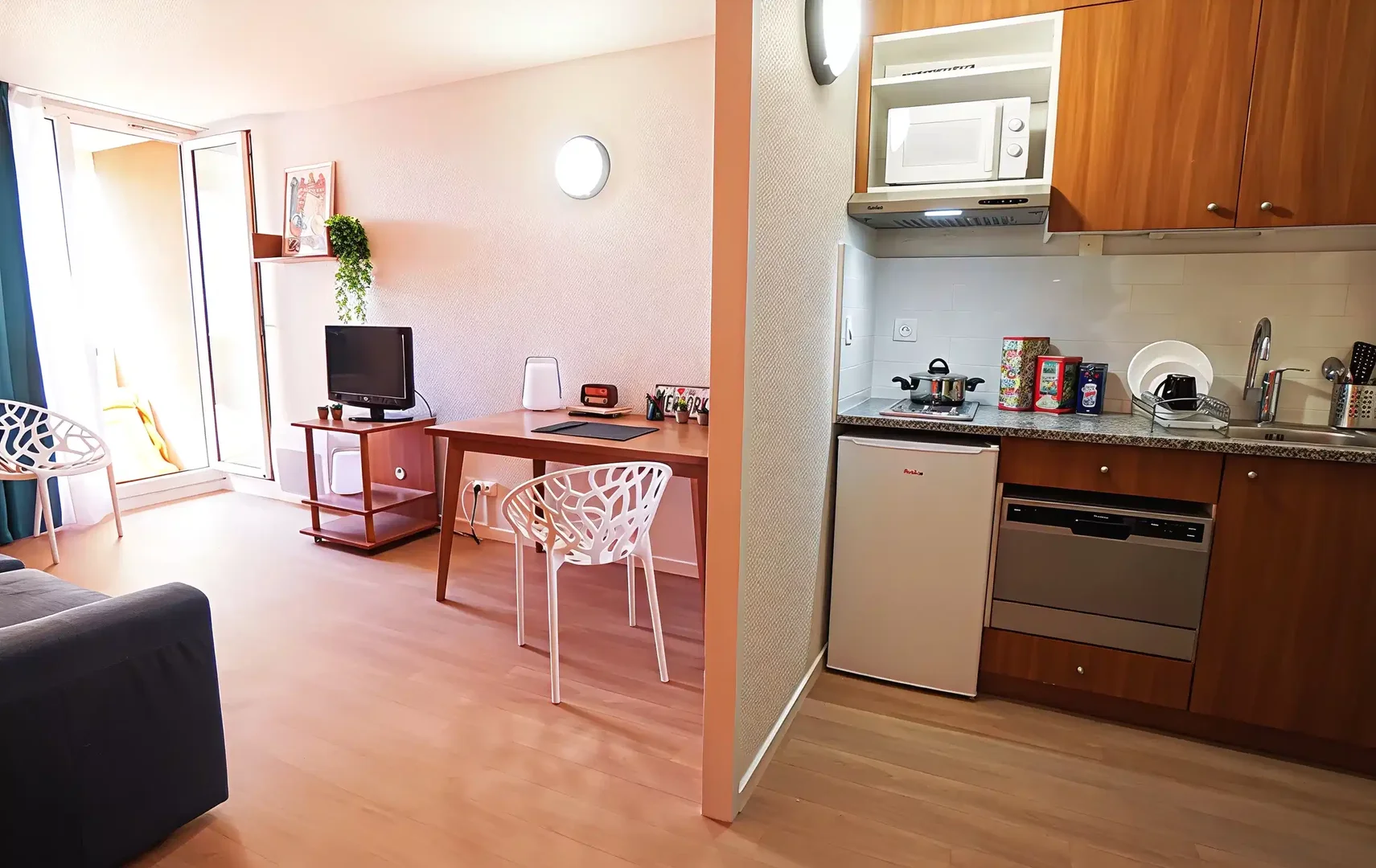 Affordable room for students with ample lighting in 