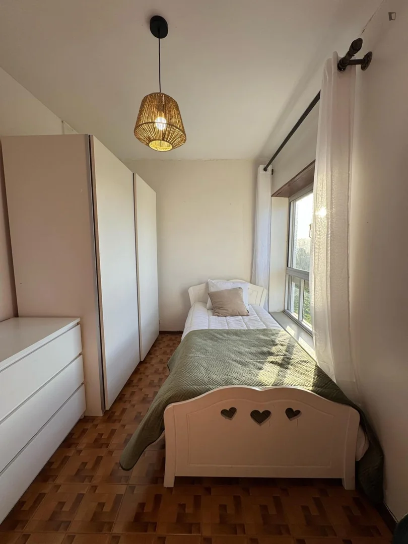 Quarto de estudante em  com área de estudo e instalações partilhadas